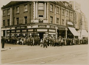 Fila per Charlie Chaplin in The Kid al The Majestic, High Street, Clapham, circa 1921