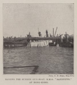 Il recupero della cannoniera affondata, HMS Sandpiper, a Hong Kong