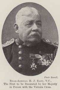 Retroammiraglio H J Raby, VC, il primo ad essere decorato personalmente da Sua Maestà con la Victoria Cross da English Photographer