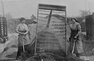Setacciamento delle ceneri, fotografie del Ministero della Guerra, 1916 da English Photographer