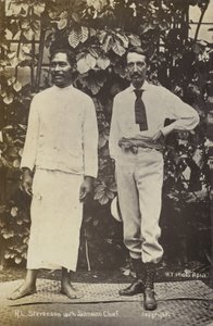 Robert Louis Stevenson con un capo samoano da English Photographer
