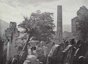 Torre Rotonda, Croce e Cucina di San Kevin, Glendalough da English Photographer