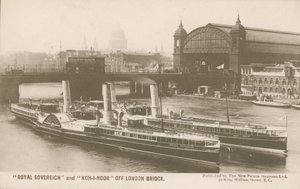 Royal Soverign e Koh-I-Noor al largo del London Bridge da English Photographer