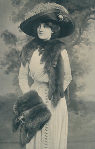 Cravatta di zibellino russo, con testa montata, e manicotto abbinato, anche realizzato in martora da English Photographer
