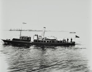 S.S. Beatrice, una nave sul Tamigi, 1898 da English Photographer