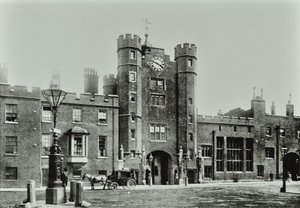 Saint Jamess Palace: vista da Saint Jamess Street, 1896 da English Photographer