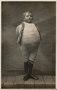 Scolaro, vestito per avere una pancia molto grande da English Photographer