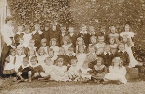 Bambini a scuola, Norfolk, inizio XX secolo (foto in b/n) da English Photographer