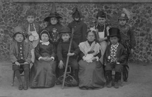 Bambini in costume, Norfolk, inizio XX secolo da English Photographer
