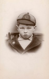 Scolaro in uniforme da English Photographer