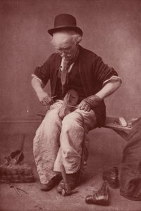 Calzolaio al lavoro (foto b/n)