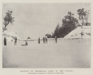 Pattinaggio sul lago Dharmsala, nel Punjab