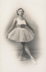 Ragazza leggermente paffuta che fa balletto (foto in b/n)