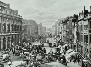 Somerset House, Strand: vista ovest da Saint Mary-le-Strand, 1895 da English Photographer