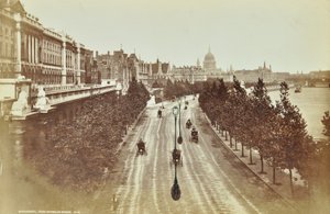 Somerset House, Victoria Embankment: vista nord da Waterloo Bridge, 1895 da English Photographer
