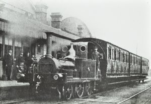 South Dock Station: una locomotiva a serbatoio a quattro ruote accoppiate alla stazione, 1880 da English Photographer