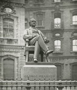 Statua di George Peabody da English Photographer