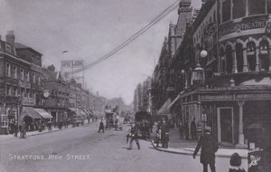 Stratford, High Street, con il Borough Theatre da English Photographer