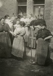 Scena di strada, donne e bambini, Londra da English Photographer