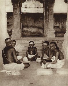 Studenti che frequentano una scuola del tempio a Ramesworam, Madras, India (foto in bianco e nero) da English Photographer