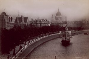 Embankment del Tamigi dal ponte di Waterloo da English Photographer