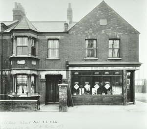 The Beehive Dining Rooms, 1899 da English Photographer