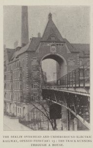 La ferrovia elettrica sopraelevata e sotterranea di Berlino, aperta il 15 febbraio, il binario che attraversa una casa da English Photographer