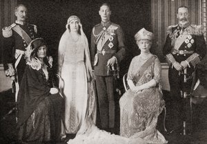 La famiglia reale britannica al matrimonio del Duca e della Duchessa di York, 1923, da La storia di venticinque anni, pubblicato nel 1935