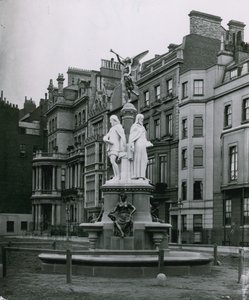 The Brown Fountain, Park Lane, Londra da English Photographer