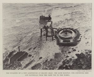 La costruzione di un nuovo faro a Beachy Head, la funivia per trasportare uomini e materiali dalla cima della scogliera ai lavori