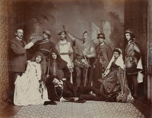 Il cast di Amleto, Winter Gardens, Cheltenham, 1895 da English Photographer