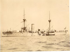 Il "Chih Yuan" ancorato al largo della costa sud a Hove, con una barca locale accanto, c.1886