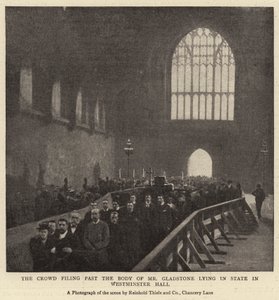 La folla che passa davanti al corpo di Mr Gladstone in stato a Westminster Hall da English Photographer