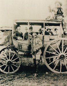 La diligenza di Deadwood a Londra - Buffalo Bill in piedi, John Nelson nella scatola da English Photographer