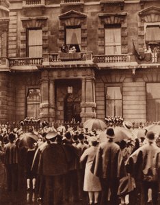 Il Duca e la Duchessa di York con la figlia neonata, la Principessa Elisabetta, sul balcone di casa loro da English Photographer