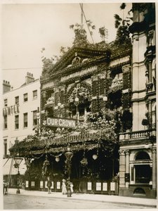 Empire Theatre, Leicester Square, Londra, decorato per il Giubileo di Diamante della Regina Vittoria, giugno 1897 da English Photographer