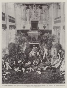 Il funerale del defunto Principe Alfredo di Sassonia-Coburgo-Gotha, tributi floreali intorno alla bara nella chiesa del Schloss Friedenstein da English Photographer