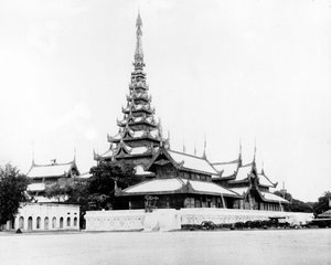 La grande sala delle udienze al palazzo del re, Mandalay, c.1890 da English Photographer