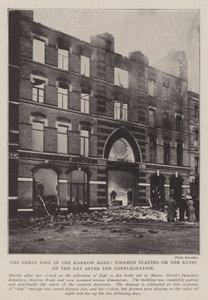 Il grande incendio in Harrow Road, i pompieri che lavorano sulle rovine il giorno dopo il rogo da English Photographer