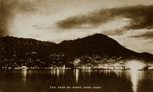 Il Picco di notte, Hong Kong, da un album di fotografie relative al servizio di Pte H. Chick, 1940 da English Photographer