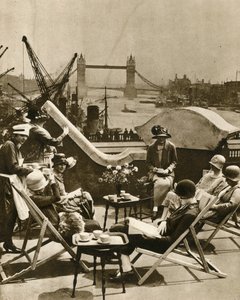 La piscina dal giardino sul tetto del Langbourne Club per donne della città