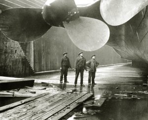 Le eliche del Titanic nel Thompson Graving Dock di Harland & Wolff, Belfast, Irlanda, 1910-11 da English Photographer