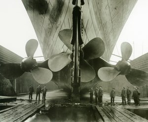 Le eliche del Titanic nel Thompson Graving Dock di Harland und Wolff, Belfast, Irlanda, 1910-11