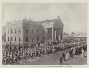 La guerra del Transvaal, il nuovo municipio di Kimberley, con il reggimento Loyal North Lancashire che marcia, 7 ottobre 1899 da English Photographer