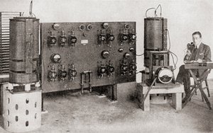 Il primo trasmettitore di trasmissione operato in Gran Bretagna, installato presso i Marconi Works, Chelmsford, nel 1919 e 1920, da La Storia di Venticinque Anni, pubblicato nel 1935 da English Photographer