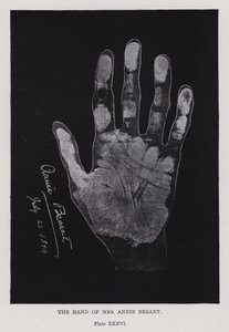 La mano di Mrs Annie Besant da English Photographer