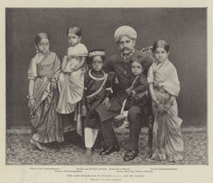 Il defunto Maharajah di Mysore, GCSI, e la sua Famiglia da English Photographer