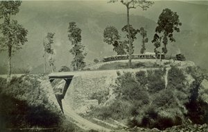 Il loop ad Agony Point a Tindharia sulla Ferrovia Himalayana del Darjeeling, 1880s da English Photographer