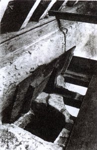 Il nascondiglio dei sacerdoti in una scala a Sawston Hall progettato e realizzato dal martire e santo gesuita, Nicholas Owen, c.1935