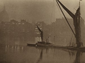 Le ombre della notte calano lentamente sul fiume di Londra da English Photographer